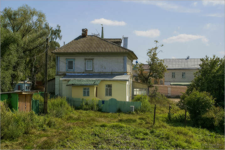 Опутанный проводами