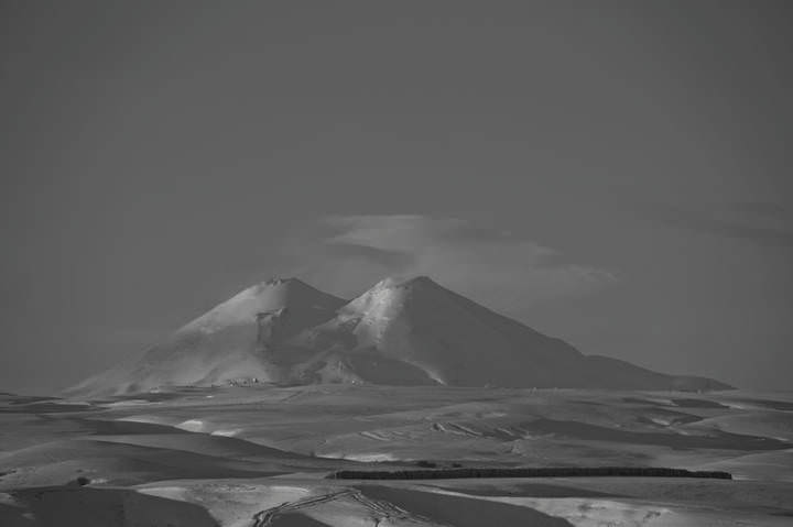 Аллея влюбленных и Эльбрус.