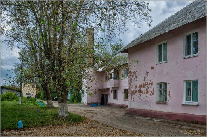 На задворках