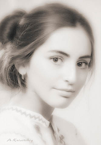 На роль Снегурочки нужны еще. On the role of the Snow Maiden need more.
