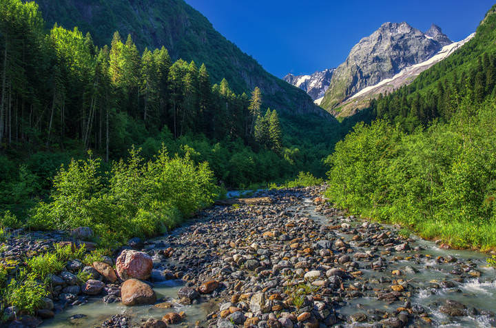 По круглым камушкам река бежит ...