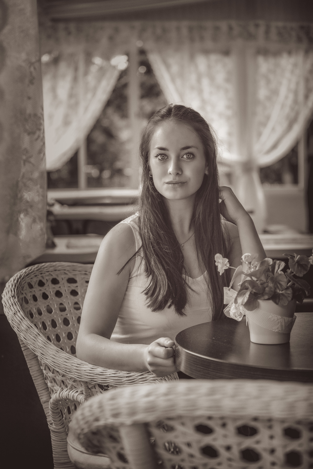 Портрет девушки в кафе