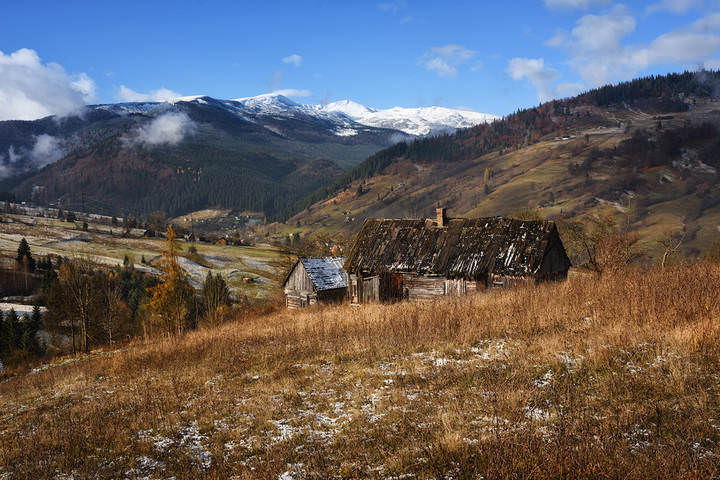 Немного снега.