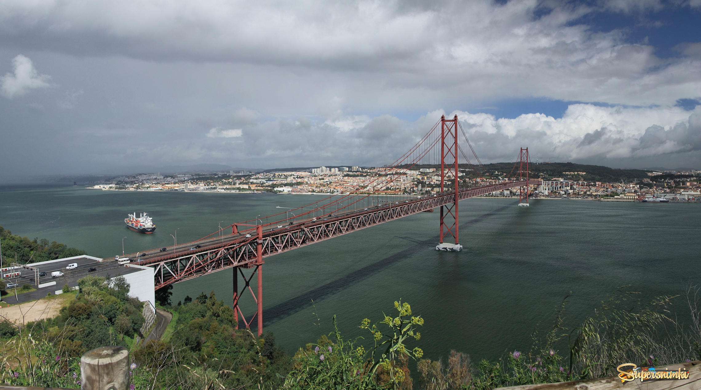 "Красный" мост. Мост 25 апреля. Лиссабон.