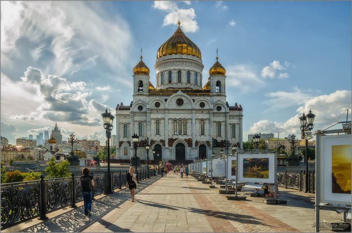 Фотовыставка с видом на храм Христа Спасителя