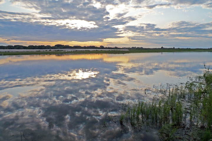 закат у реки