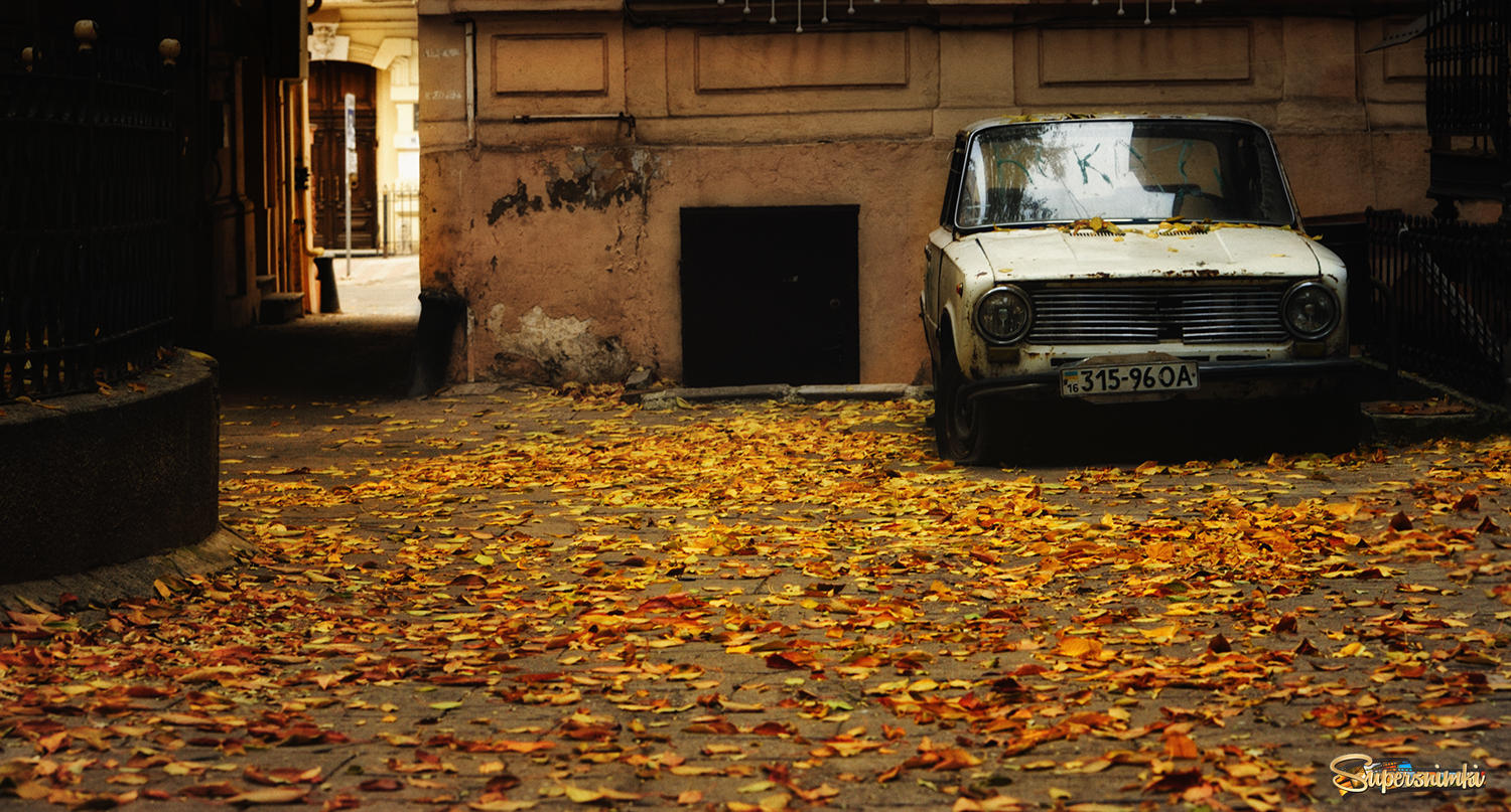 Осенний дворик машина