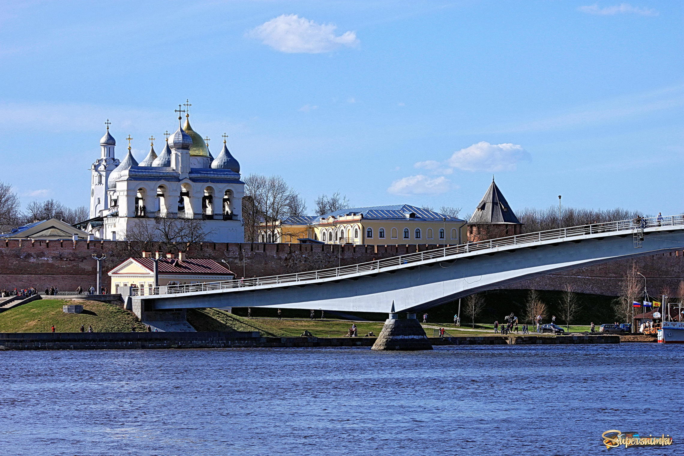 Великий Новгород. Вид на мост через реку Волхов и Софийскую звонницу в Детинце