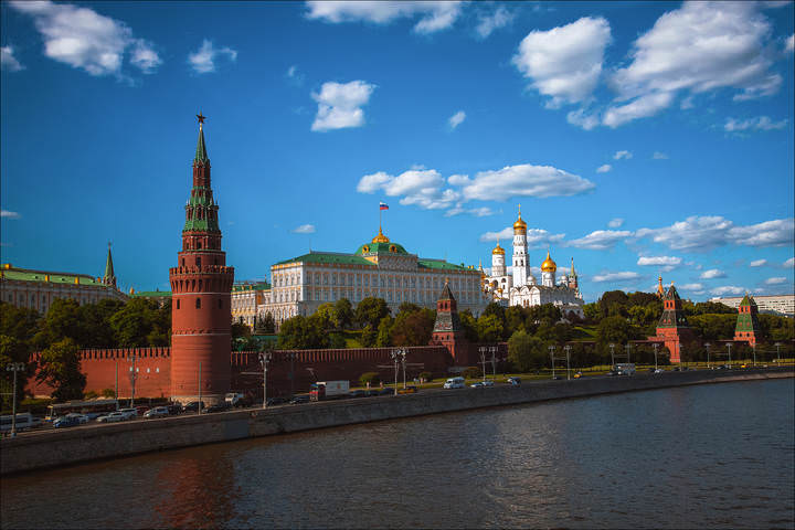 Был блаженной моей колыбелью тёмный город у грозной реки.....