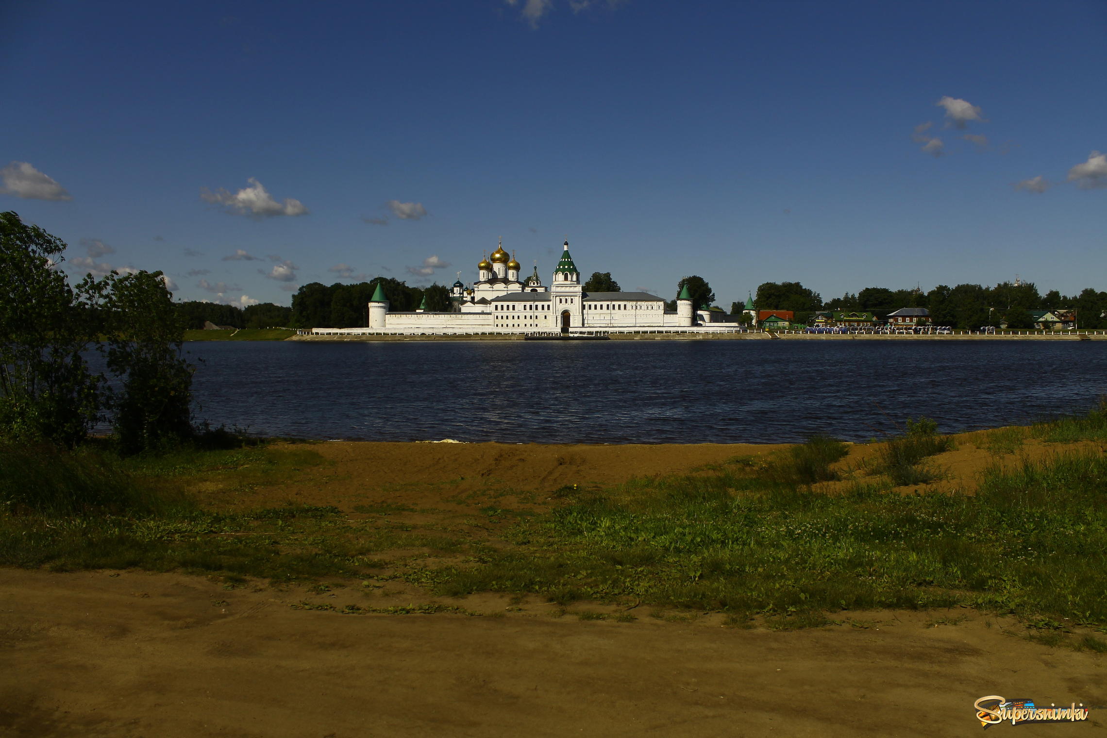 Вид на Ипатьевский монастырь в Костроме