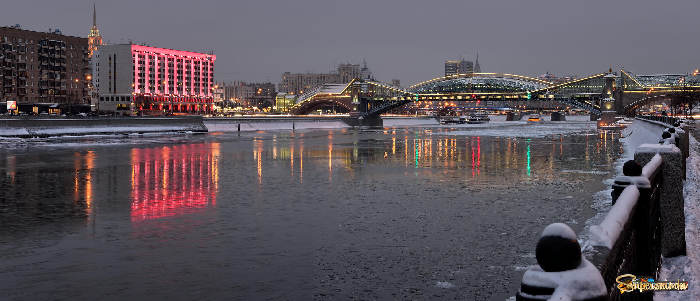 Общий вид на Рэдиссон-"Славянская" и мост Богдана Хмельницкого
