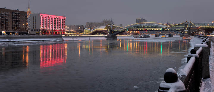 Общий вид на Рэдиссон-"Славянская" и мост Богдана Хмельницкого