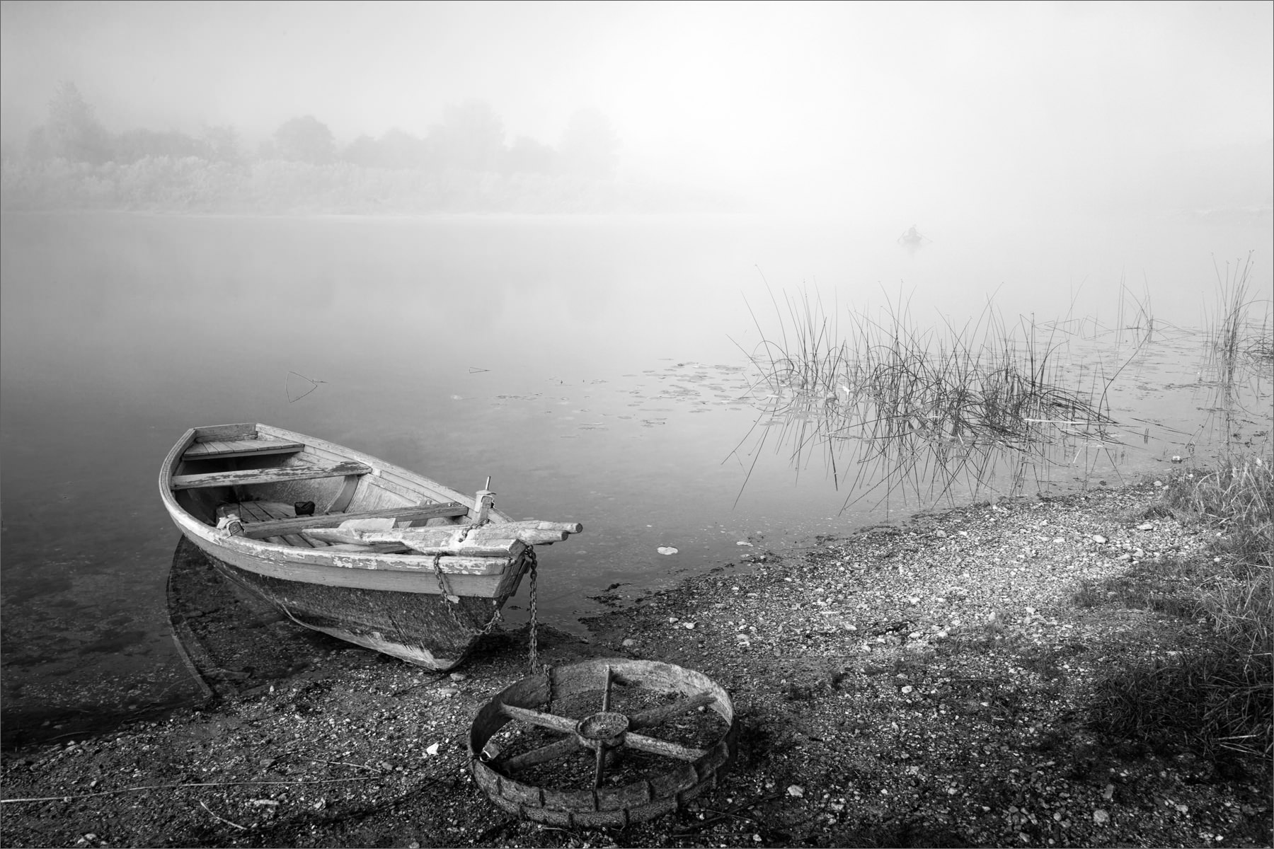 Картинка про утро, туман, реку, лодку...