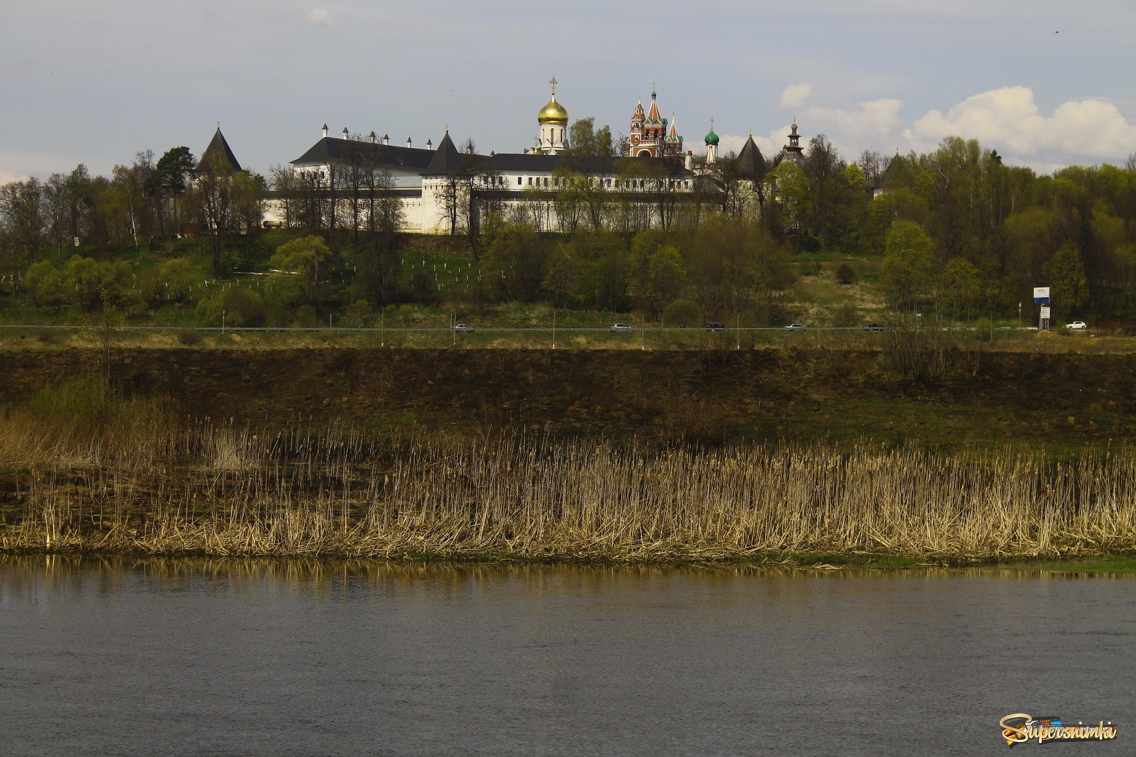 Вид на Саввино-Сторожевский  монастырь в Звенигороде