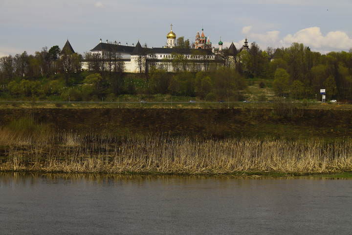 Вид на Саввино-Сторожевский  монастырь в Звенигороде