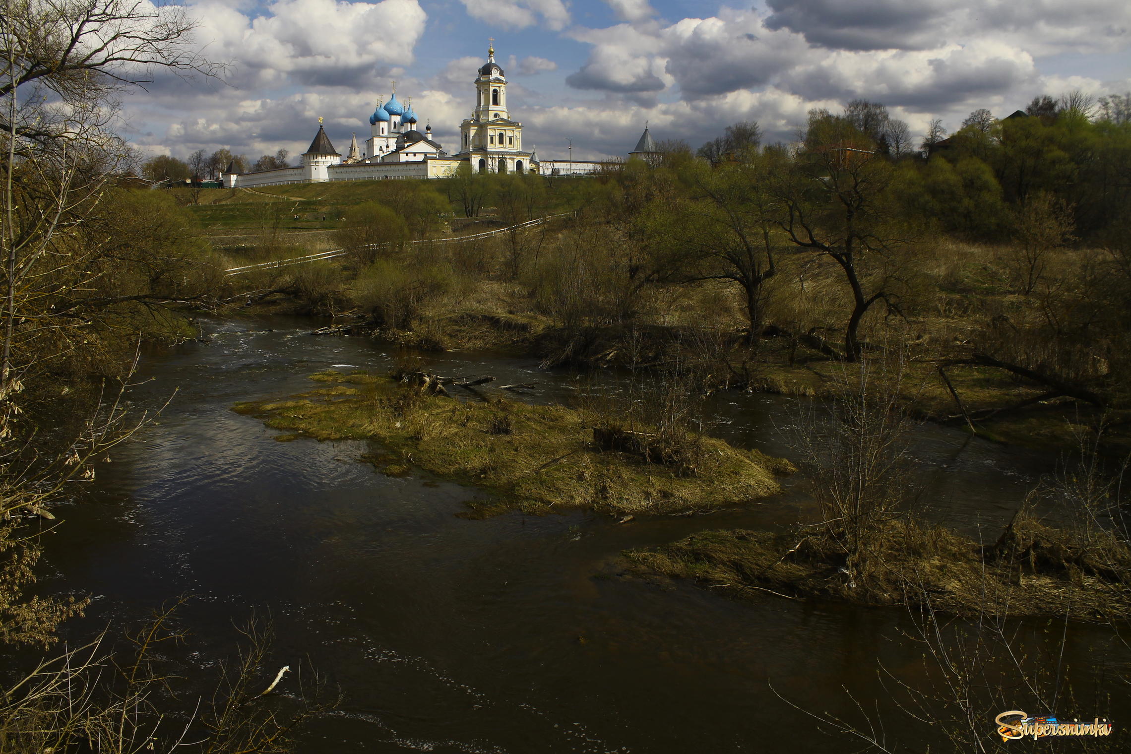 Вид на Высоцкий монастырь в Серпухове