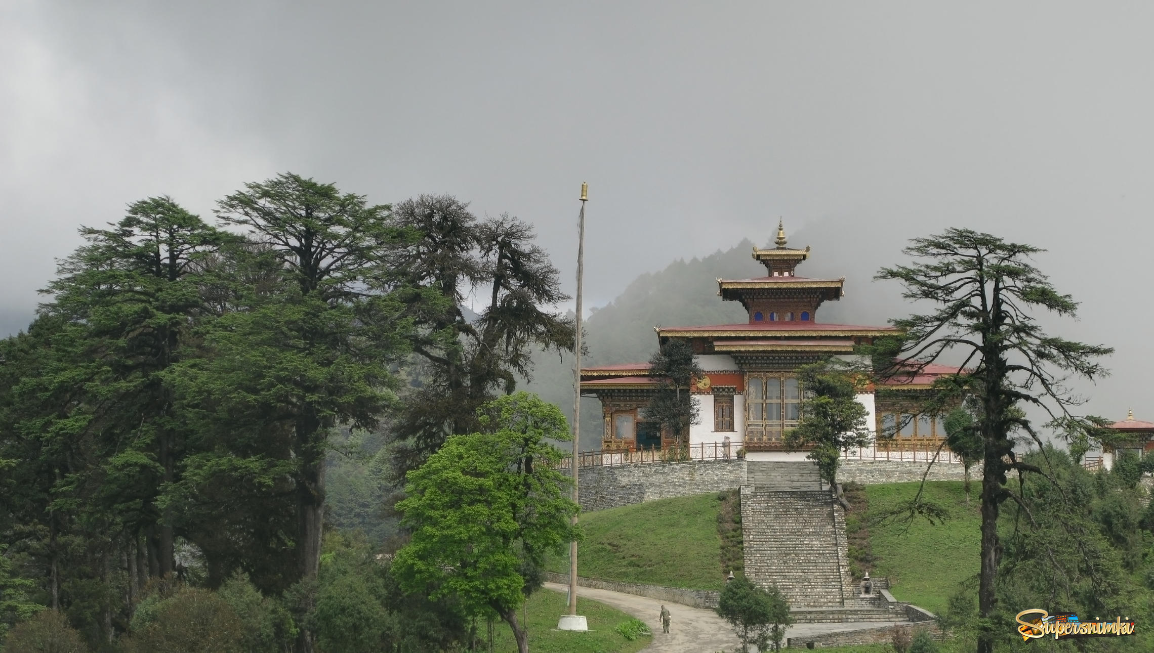 Храм Друк Вангьял Лакханг на перевале Дочу Ла в тумане, Бутан