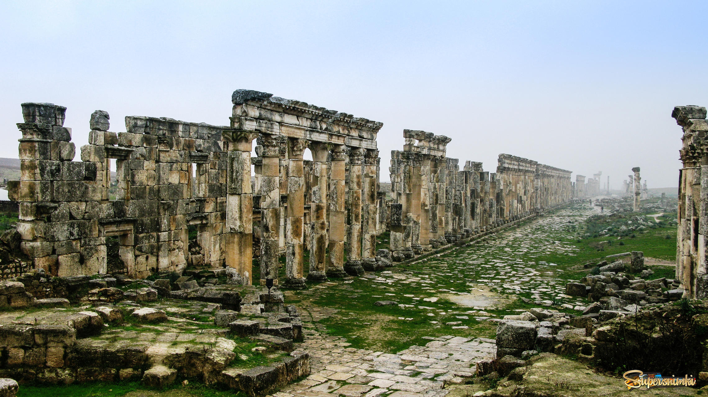 Великая колоннада Апамеи в тумане. Сирия