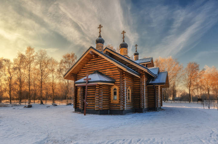 Излучая свет.
