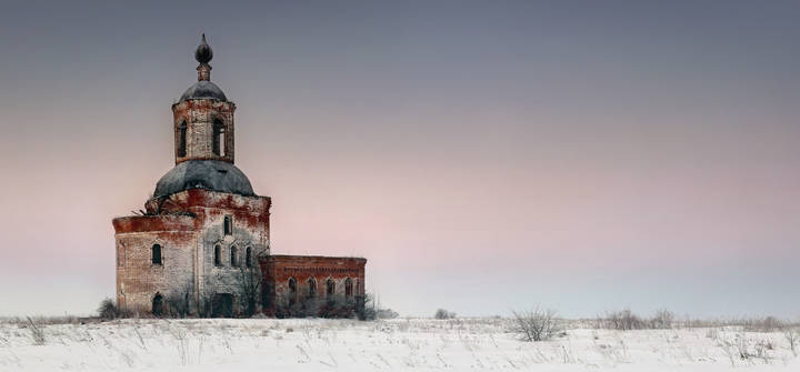 В снежном поле храм забытый..