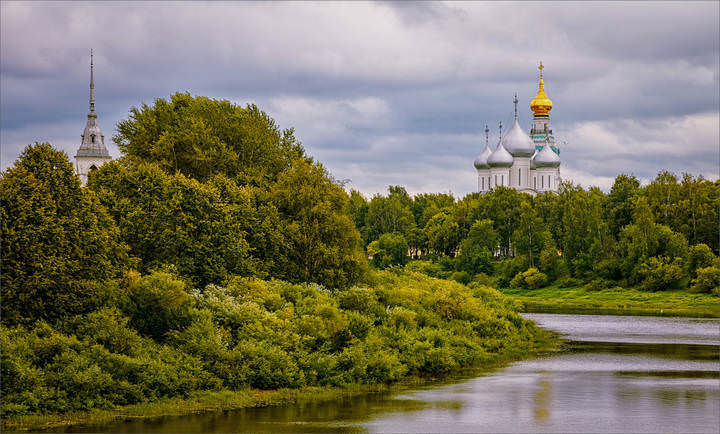 Пасмурный, летний полдень... 