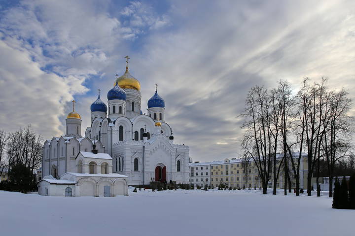  Нико́ло-Угре́шский монасты́рь 