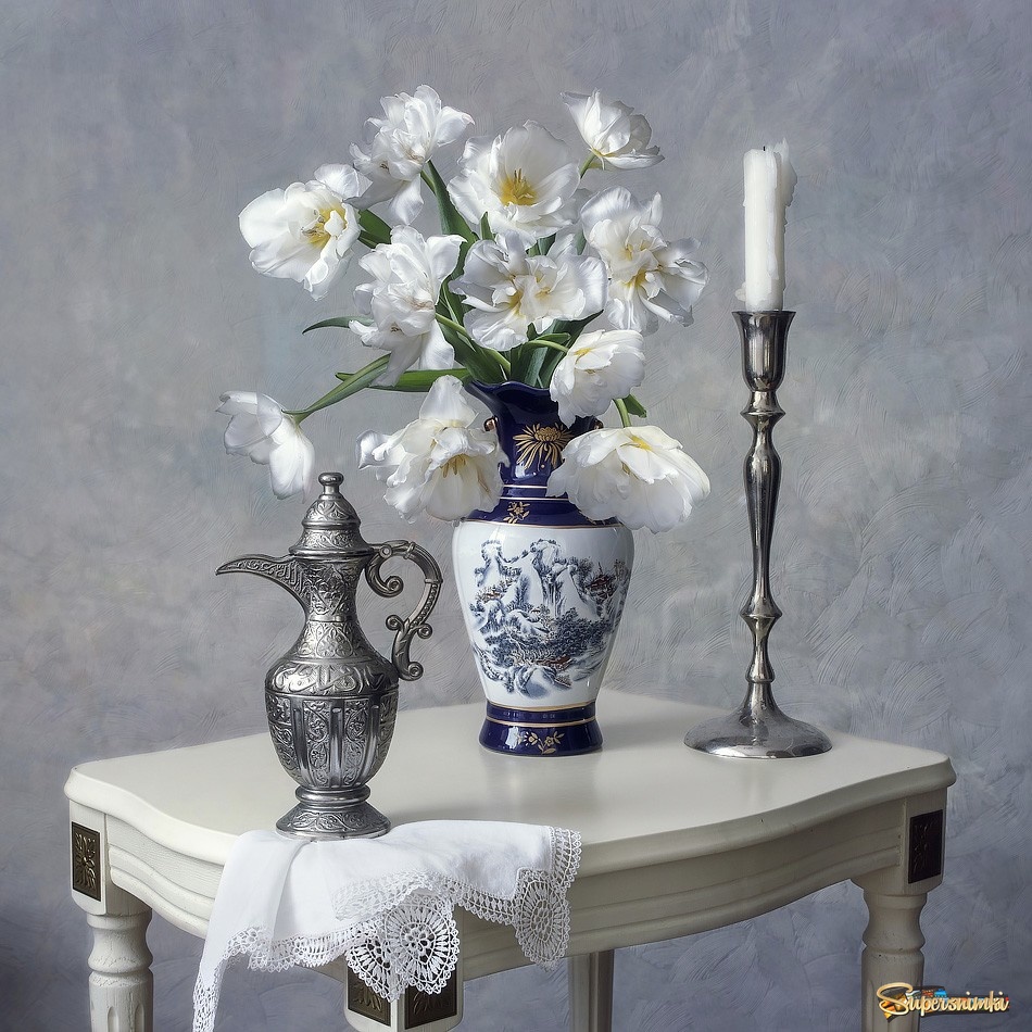 Натюрморт с белыми тюльпанами
