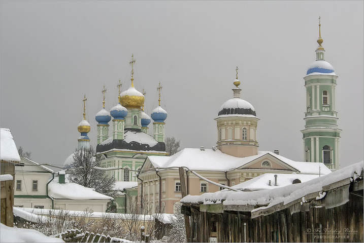 Припорошило снегом купола и крыши