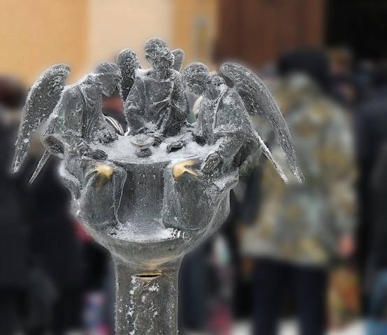 У Святотроицкой церкви
