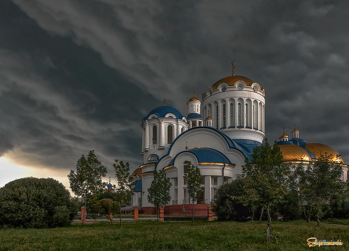 Перед грозой... У церкви Собора Московских Святых в Бибирево.