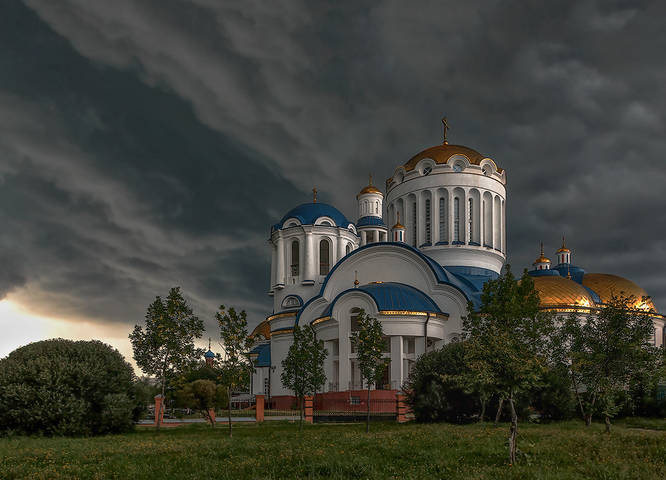 Перед грозой... У церкви Собора Московских Святых в Бибирево.