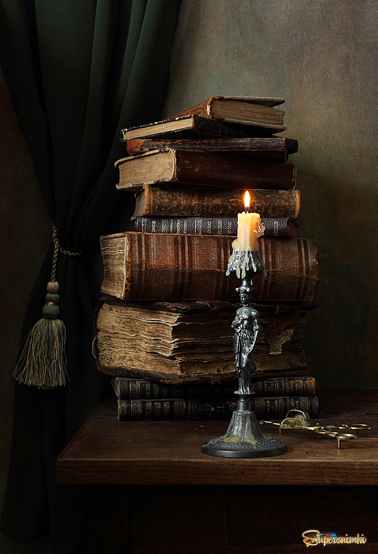 С книгами и свечой