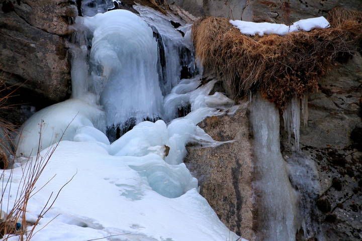 Уснувший водопад.