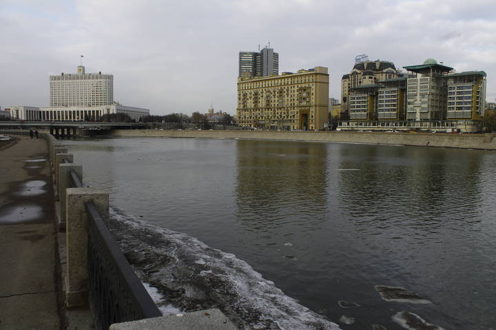 Вид на Смоленскую набережную