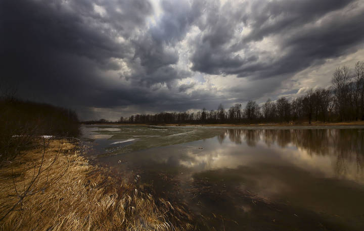 Нахмуренность свою, стряхни весна