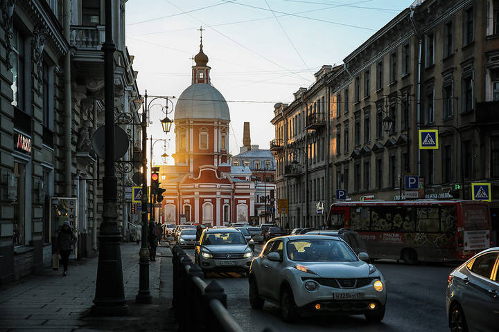 Петербург. С видом на Пантелеймоновскую церковь.