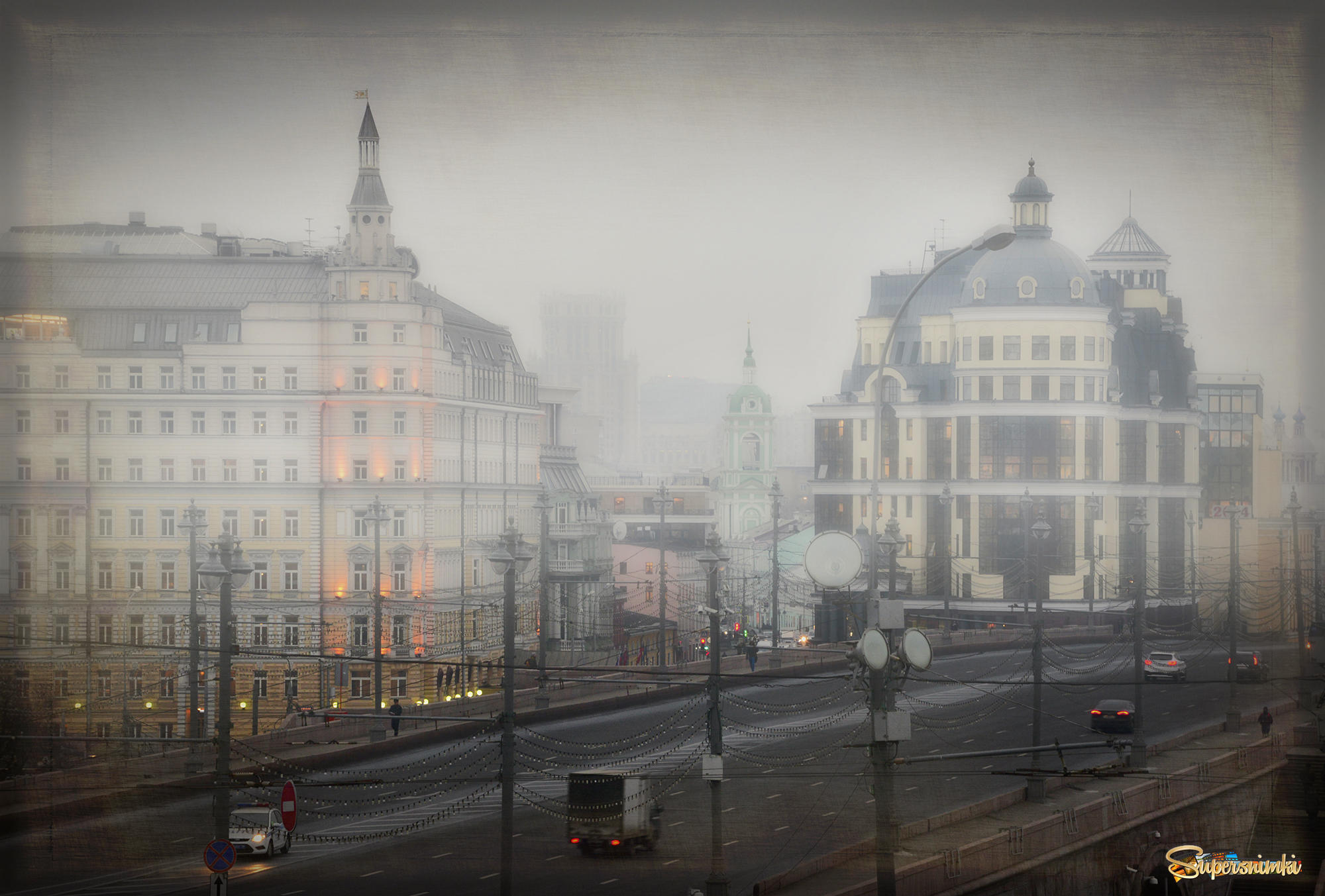 Туманная вечерняя Москва