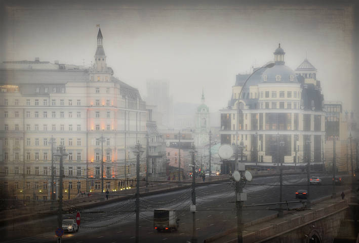 Туманная вечерняя Москва