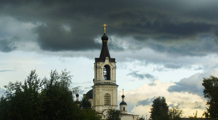 Ям.Темное небо.