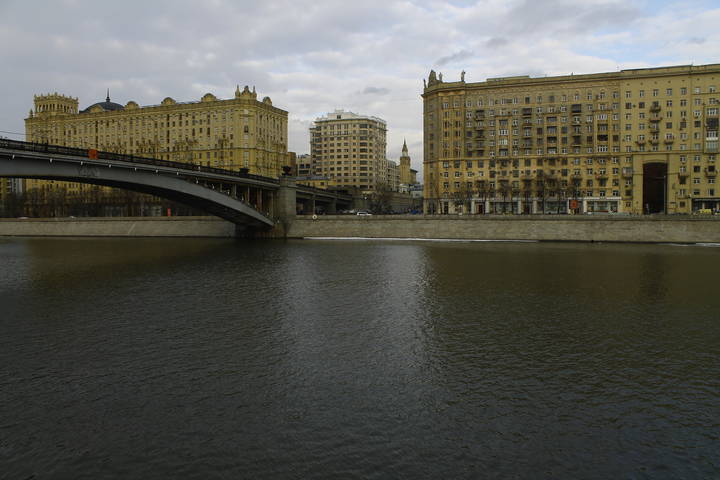 Вид на Смоленскую набережную
