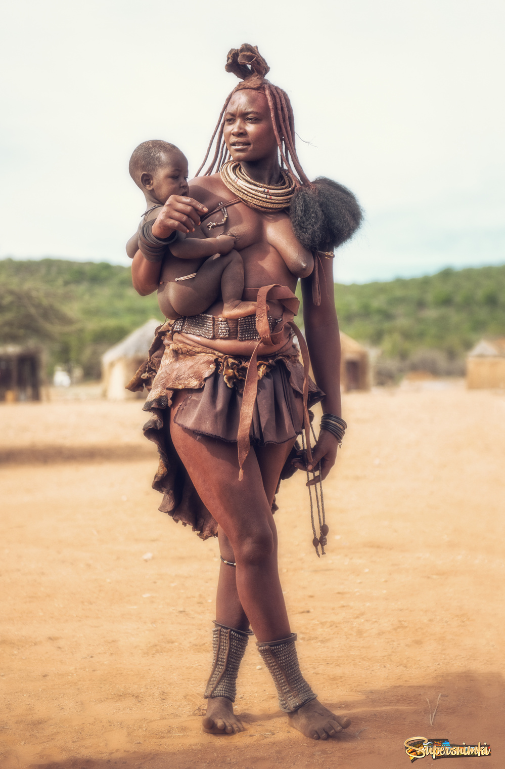 Женщина химба и ребенок.