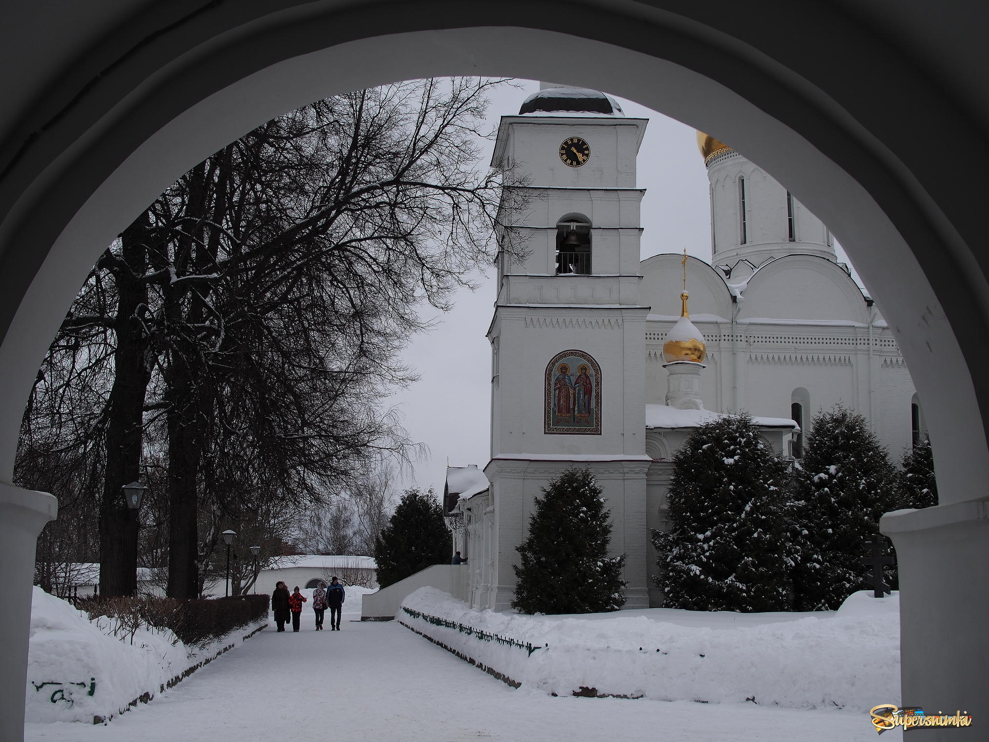 На территории Борисо-Глебского монастыря.
