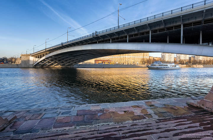 У моста на великой реке.