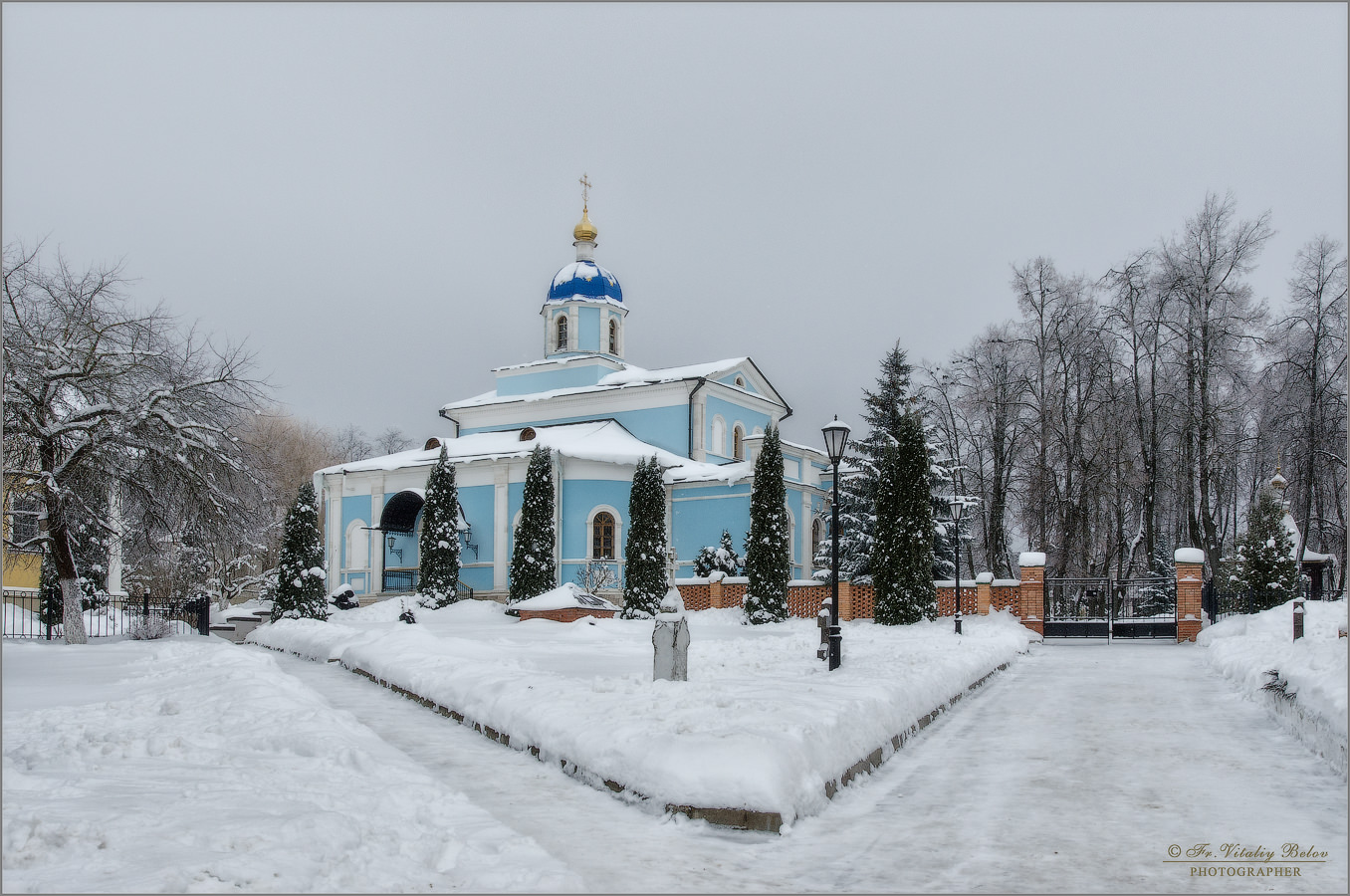 Владимирский храм в зимнем убранстве