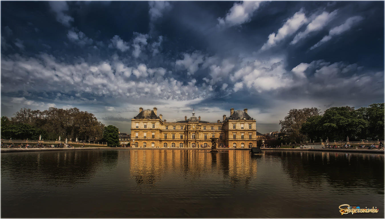 Люксембу́ргский сад — дворцово-парковый ансамбль в центре Парижа.