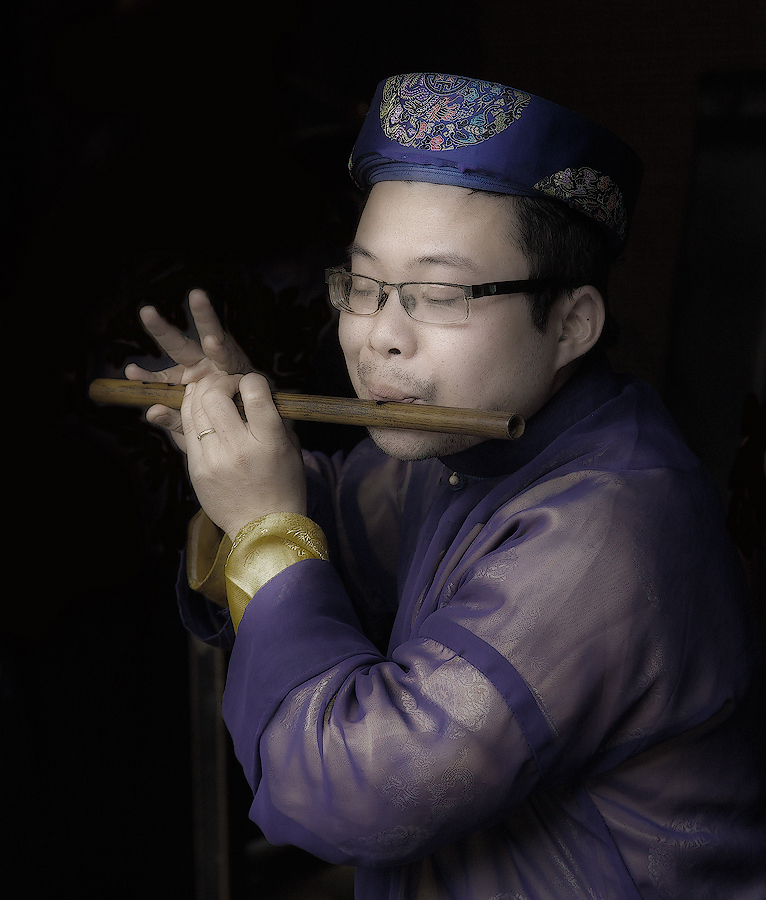 Поет тихо флейта      на башне Хуанхэ 