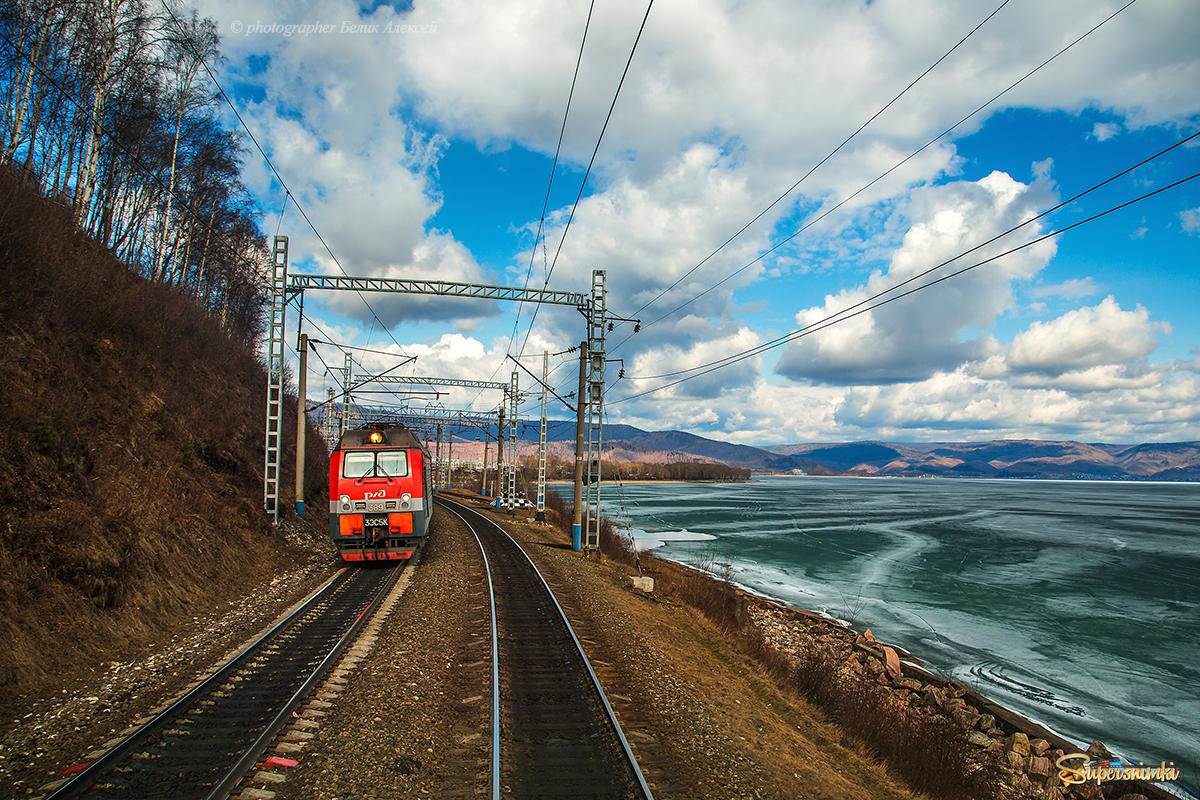 Грузовой поезд на перегоне Слюдянка 1 - Утулик с локомотивом 3ЭС5К - 389