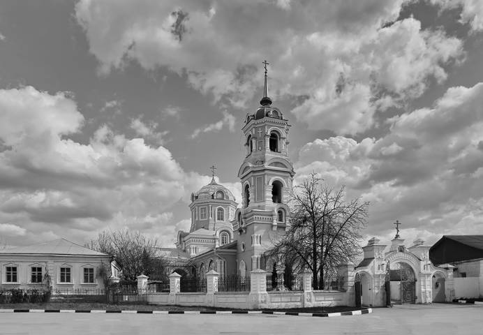 Парящая в облаках