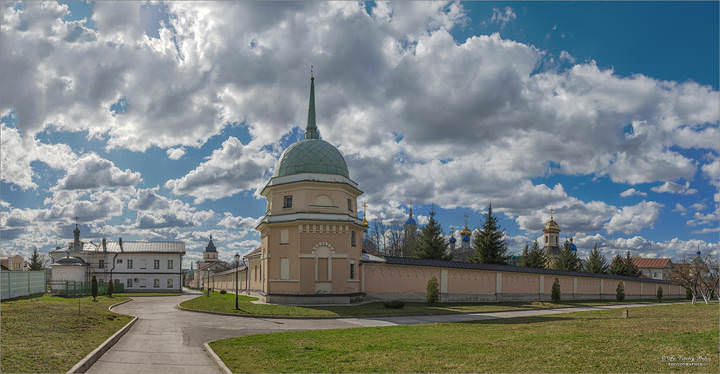 Под облачным небом