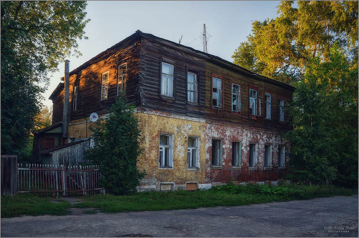 Старый дом с одной жилой квартирой